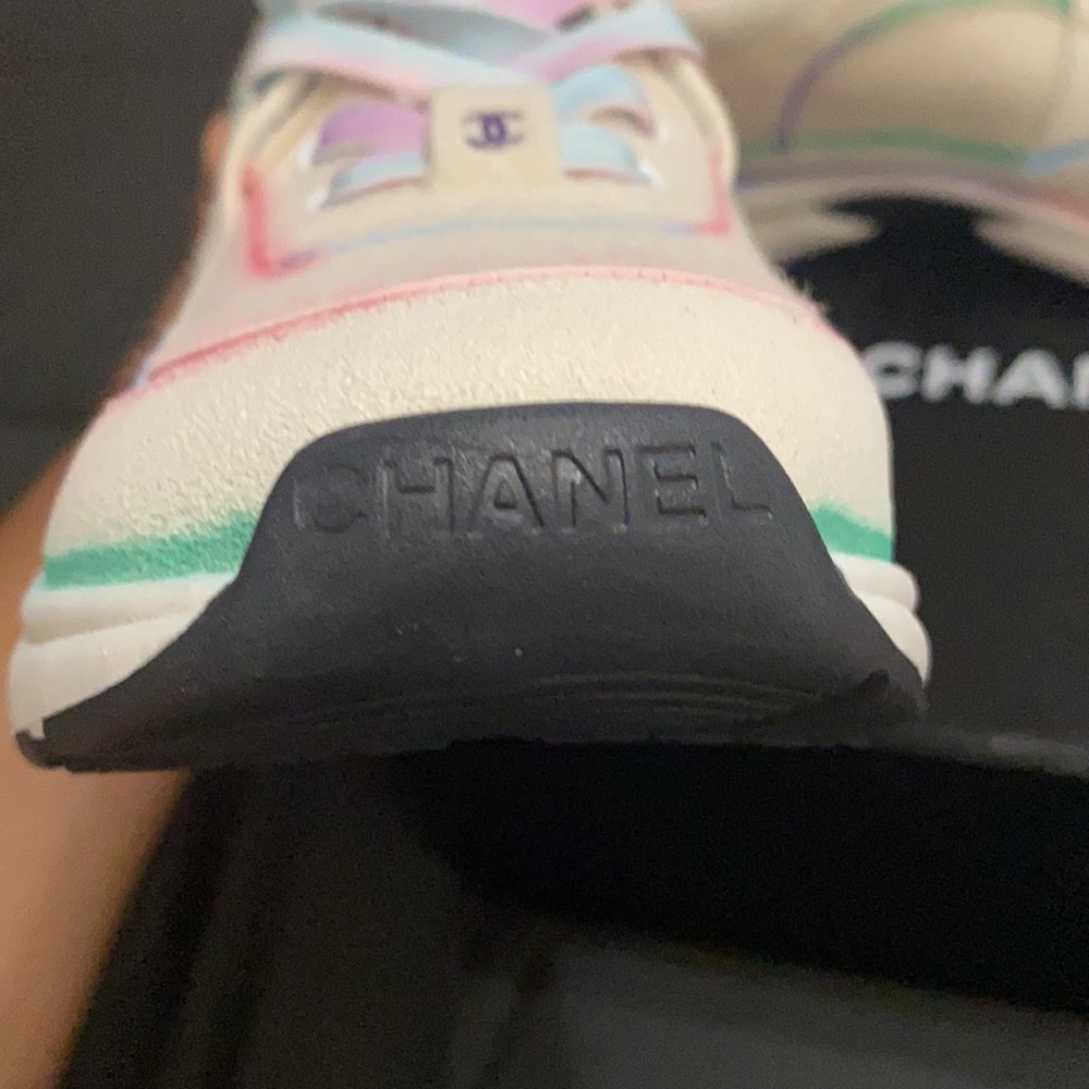 CHANEL multicolor calfskin suede CC logo sneakers. - Picture 5 of 6